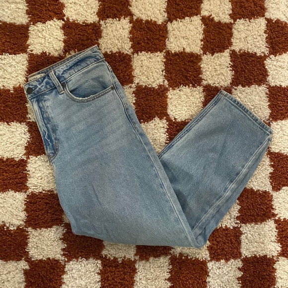 Abercrombie & Fitch Mom High Rise Curve Love in Short - Picture 2 of 5